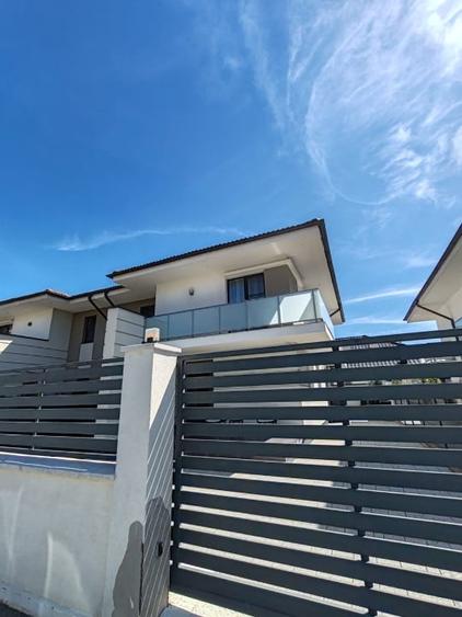 Duplex cu 4 camere cu Canalizare în Exterior Vest