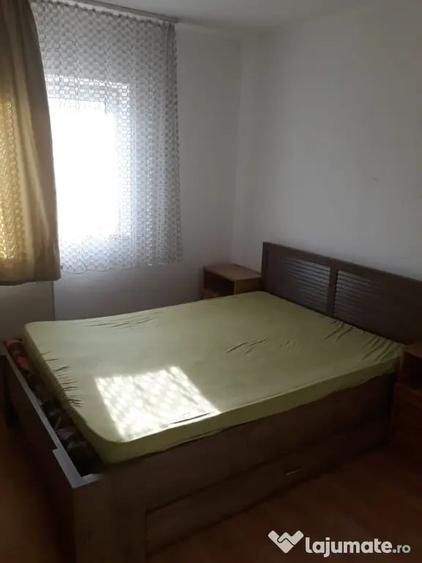 Apartament cu 3 camere decomandat în Tractorul