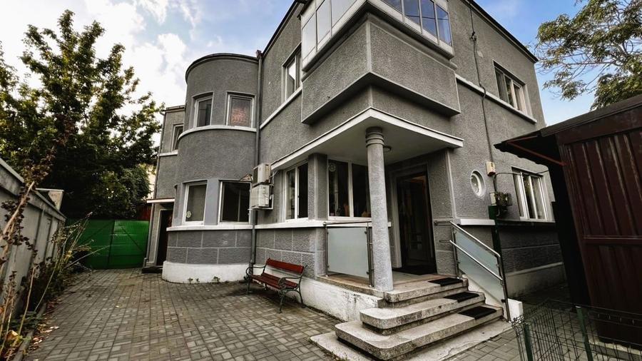 Casă individuală cu 8 camere cu Canalizare în Domenii
