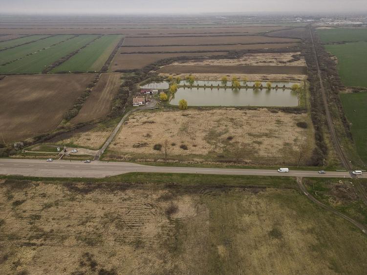 Teren agricol extravilan de 8600 mp, în Central