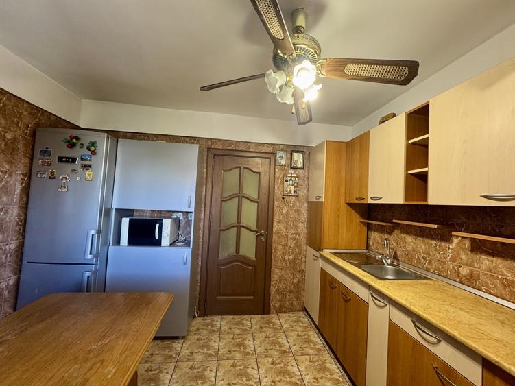 Apartament cu 3 camere decomandat, mobilat în Vitan