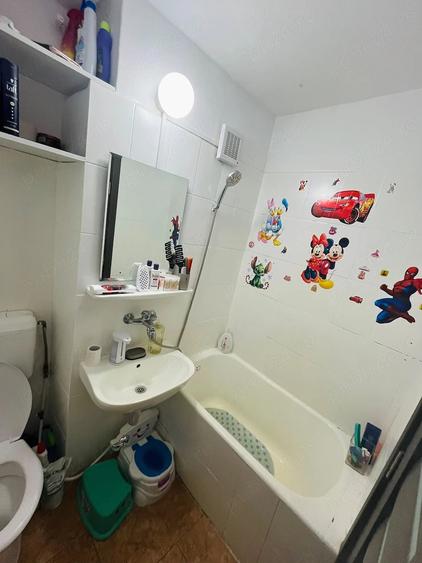 Apartament cu 3 camere semidecomandat în Dacia