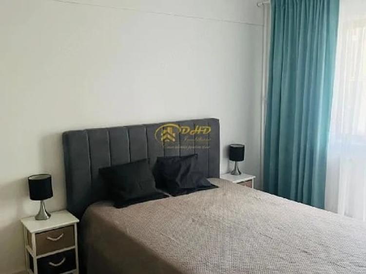 Apartament cu 3 camere decomandat în Podul de Fier