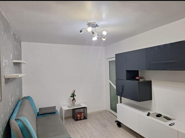 Apartament cu 3 camere semidecomandat în Alecu Russo