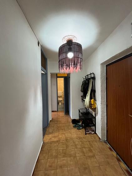 Apartament cu 4 camere semidecomandat, mobilat în P-ța Victoriei