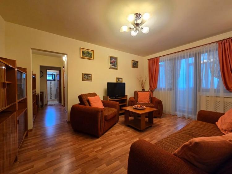 Apartament cu 3 camere semidecomandat, mobilat în Alexandru cel Bun