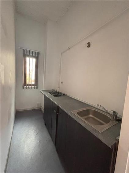 Casă cu 12 camere cu Teren 241 Mp în Semicentral
