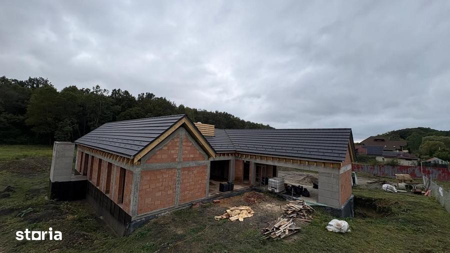 Casă cu 4 camere cu Teren 2700 Mp în Corunca