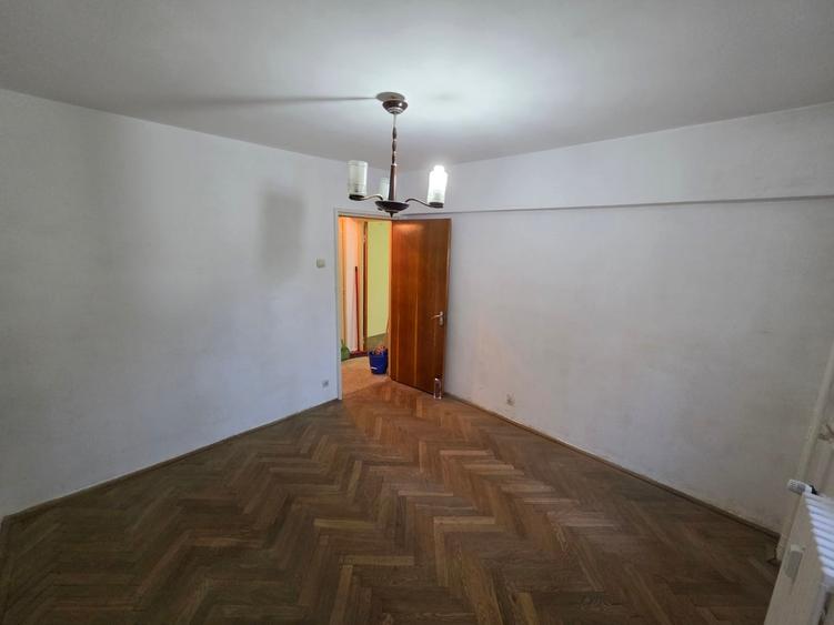 Apartament cu 4 camere semidecomandat în Titan