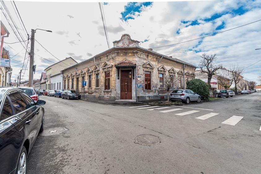 Apartament cu 3 camere semidecomandat, mobilat în Central