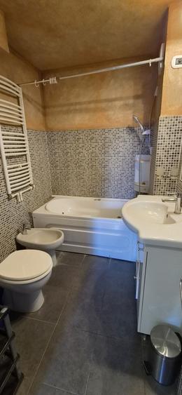 Apartament cu 3 camere semidecomandat în Crâng