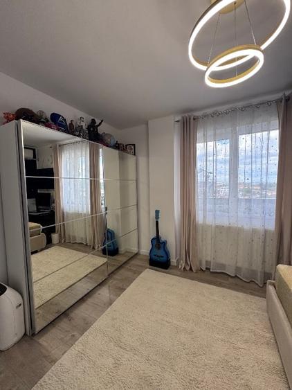 Apartament cu 3 camere semidecomandat, mobilat în Dâmbul Rotund