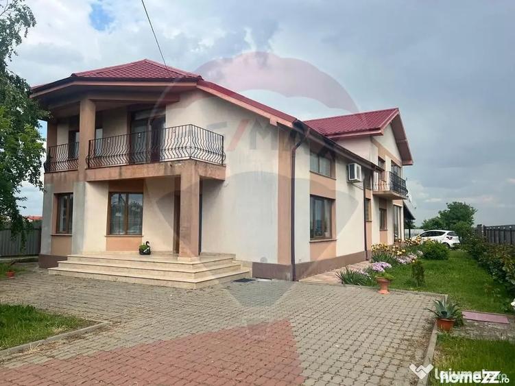 Casă cu 7 camere cu Teren 983 Mp în Garoafa