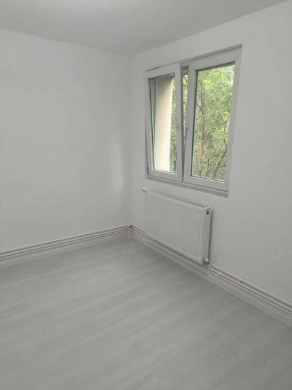 Apartament cu 3 camere semidecomandat în Alexandru Obregia