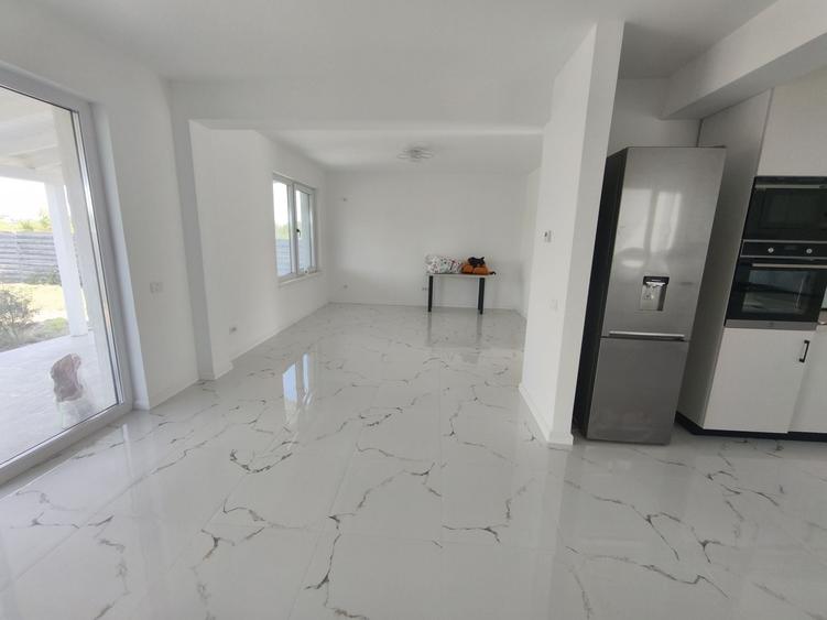 Casă cu 4 camere în Corbeanca