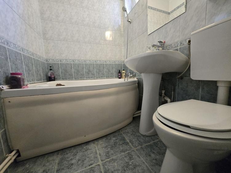 Apartament cu 3 camere  de vanzare - B dul 1 Mai - 5