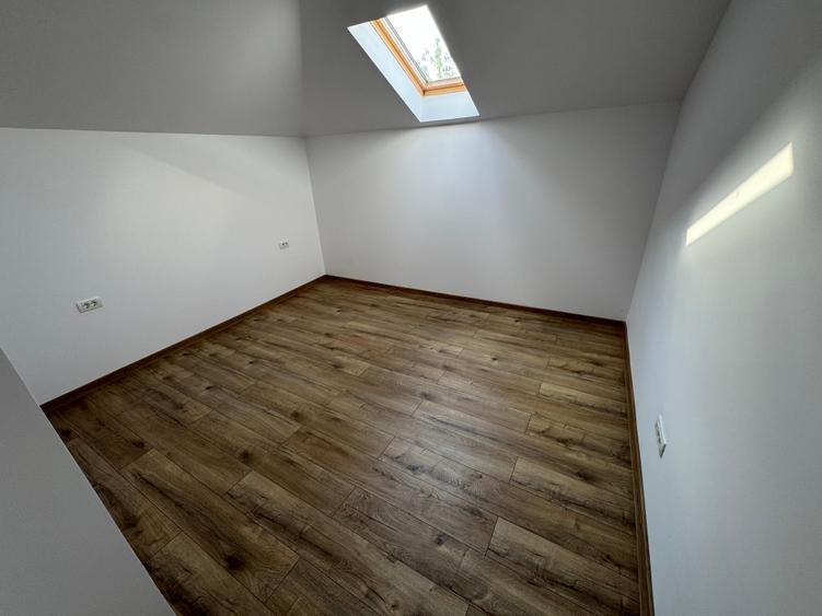 Casă cu 5 camere cu Garaj în Mogoșoaia