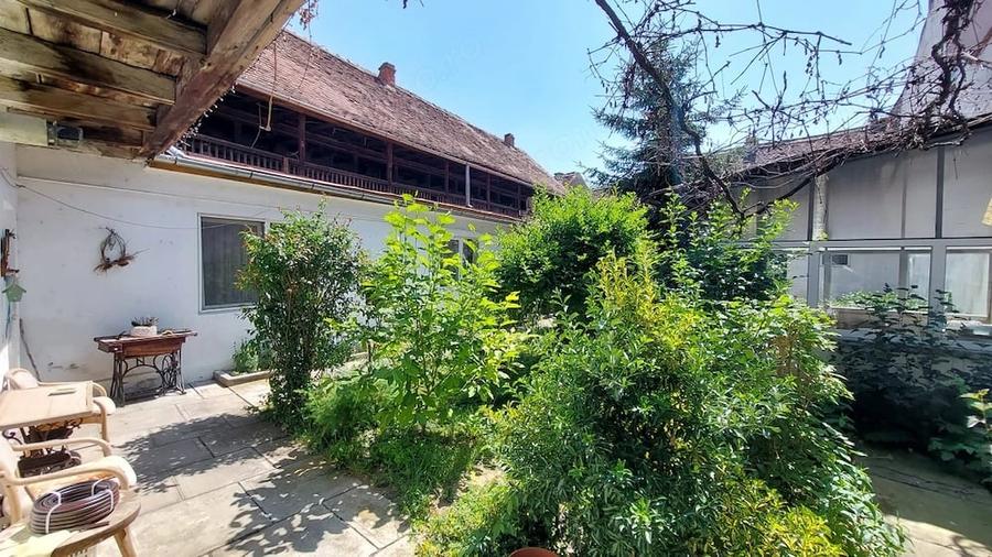 Casă cu 8 camere cu Teren 800 Mp în Central