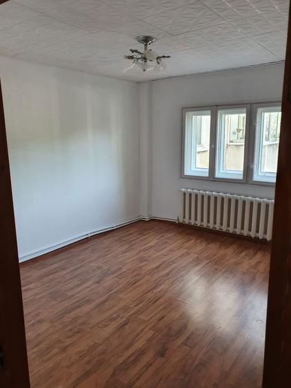 Apartament cu 3 camere decomandat în Uiești
