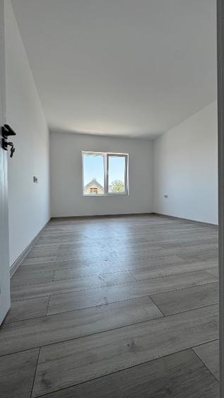 Duplex cu 4 camere cu Canalizare în Est