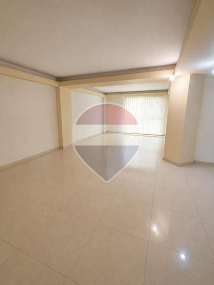 Casă cu 5 camere cu Teren 750 Mp în Fundeni