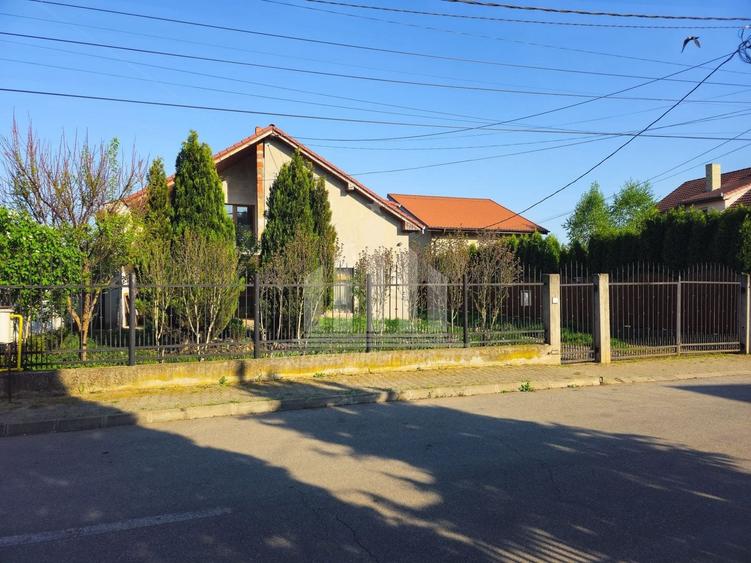 Casă individuală cu 5 camere cu Canalizare în Cetate