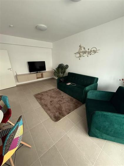 Apartament cu 2 camere decomandat, mobilat în Tractorul
