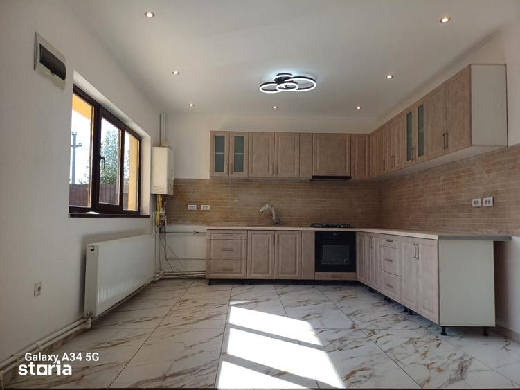 Casă cu 6 camere cu Teren 500 Mp în Cazasu