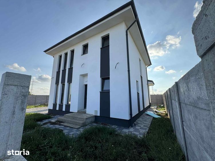 Casă cu 4 camere cu Teren 466 Mp în Păulești