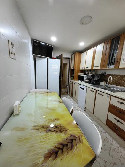Apartament cu 4 camere decomandat, mobilat în Central