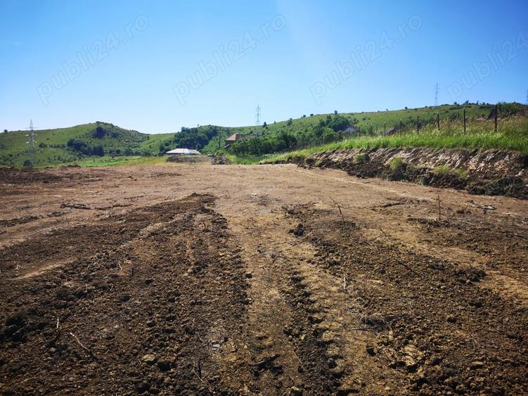 Teren de 2200 mp, în Deușu
