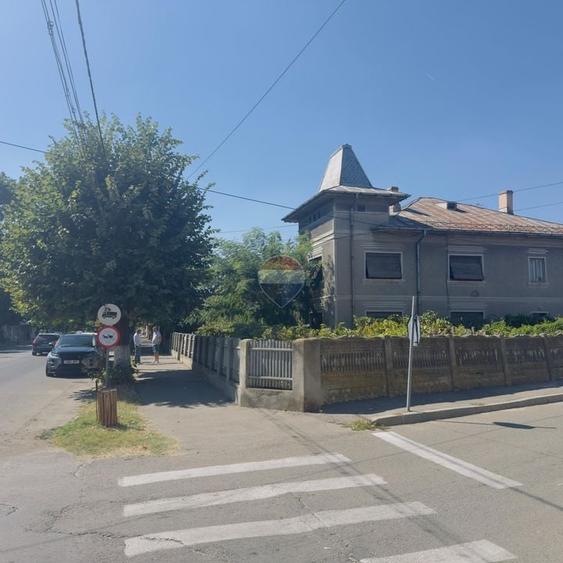 Casă individuală cu 8 camere cu Teren 785 Mp în Central