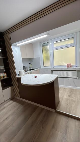 Apartament cu 2 camere decomandat în P-ța Victoriei