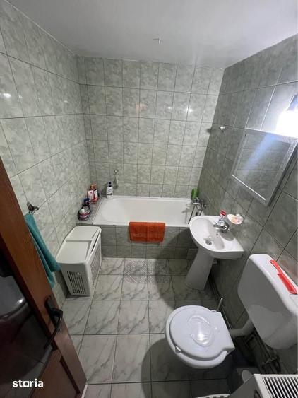 Apartament cu 3 camere decomandat, mobilat în Buziașului