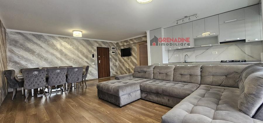 Apartament cu 3 camere decomandat în Tractorul