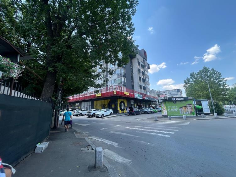 Apartament cu 6 camere semidecomandat în Sud