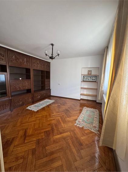 Casă cu Teren 200 Mp în Mușcel