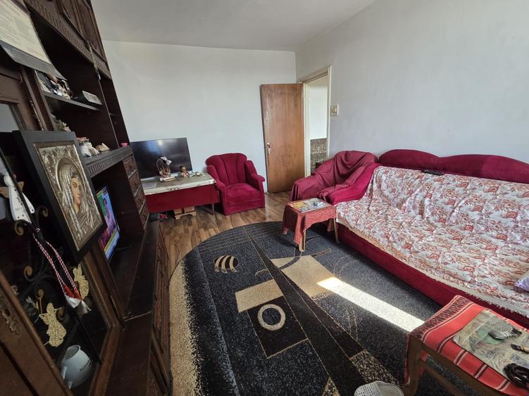Apartament cu 3 camere semidecomandat în Gorjului