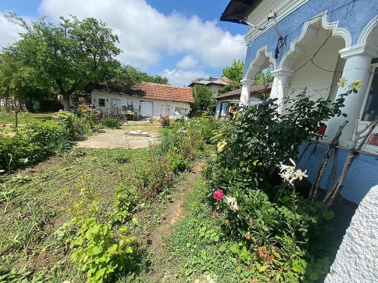Casă cu 6 camere cu Teren 1300 Mp în Spătărei