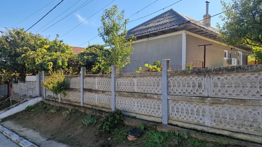 Casă cu 3 camere decomandat în Babadag