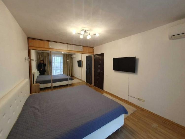 Apartament cu 3 camere semidecomandat în Tineretului