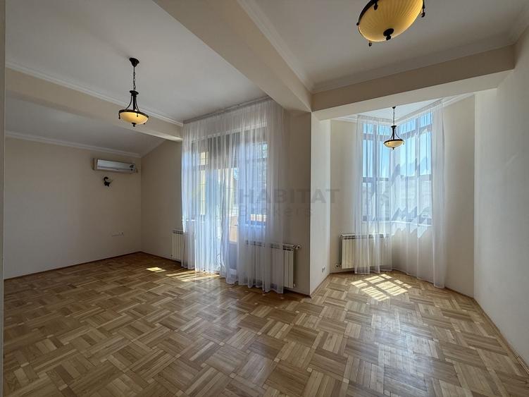 Casă individuală cu 9 camere cu Teren 1000 Mp în Central