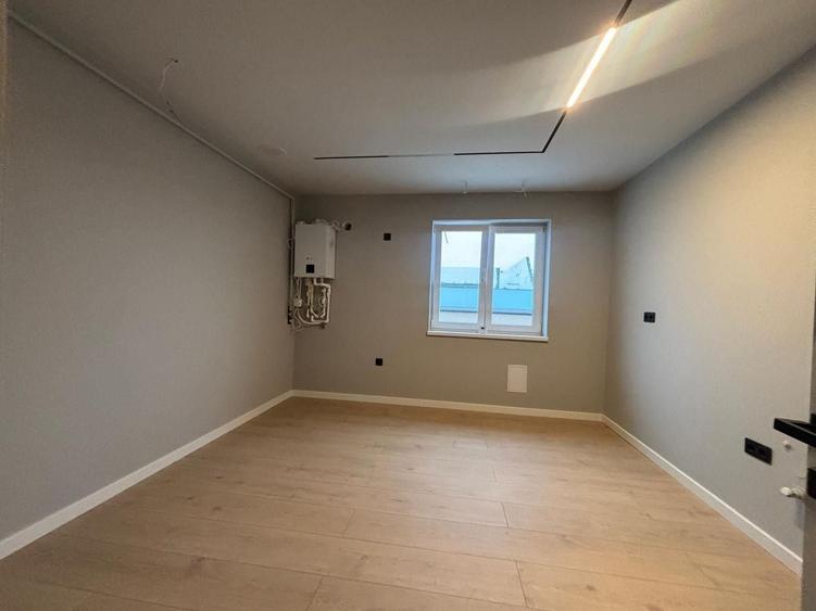 Penthouse cu 3 camere decomandat în Vest