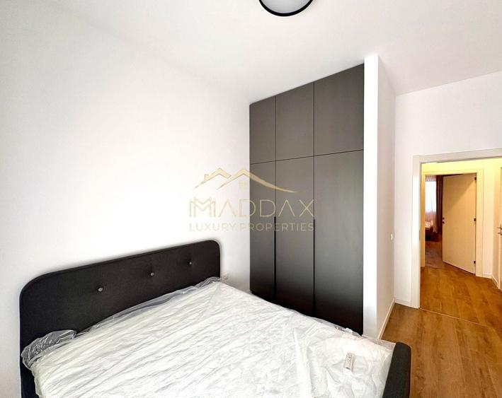 Apartament cu 3 camere semidecomandat, mobilat în Băneasa