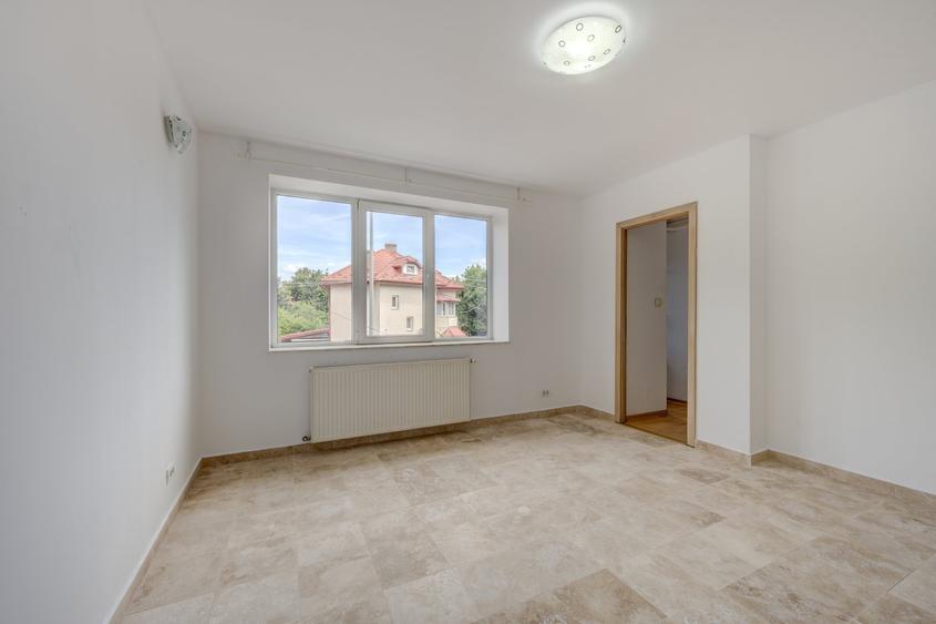 Apartament cu 3 camere decomandat în Drumul Sării