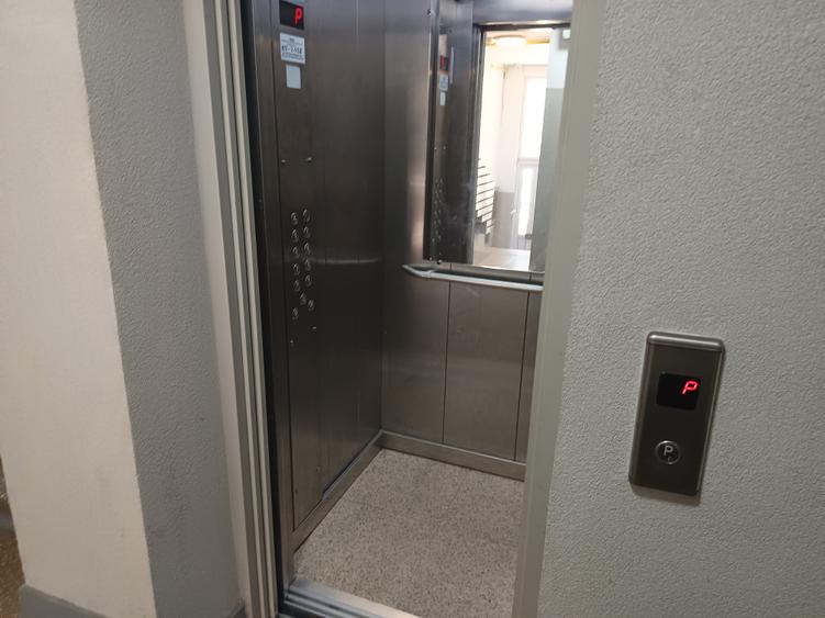 Apartament cu 3 camere semidecomandat în Gara de Nord