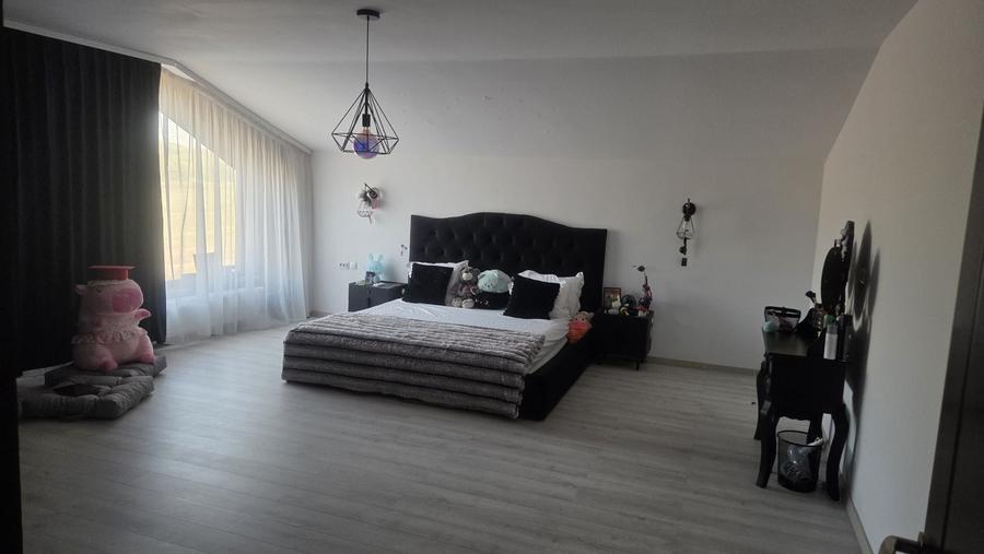 Casă cu 4 camere în Cârlig