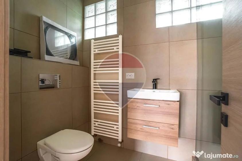 Casă cu 9 camere cu Teren 450 Mp în Cristian