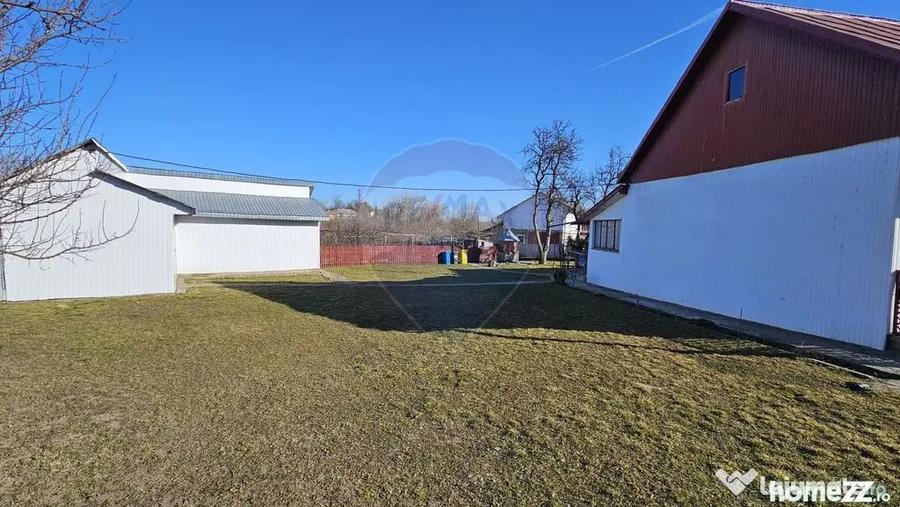 Casă cu 3 camere cu Teren 4900 Mp în Central