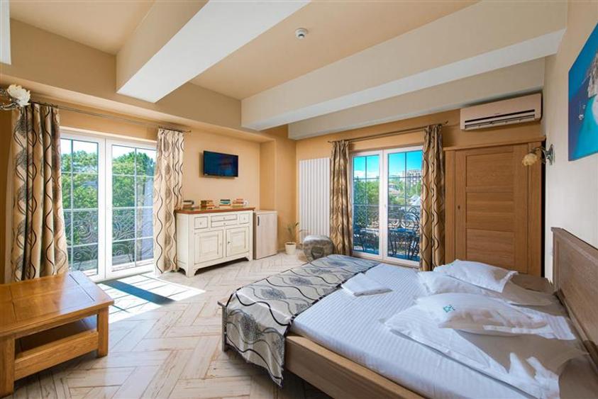 Hotel/Pensiune, de 2,800 mp, în Central